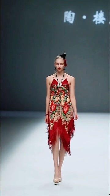 模特走秀国产搞笑片视频,国产搞笑片中的模特走秀奇遇记